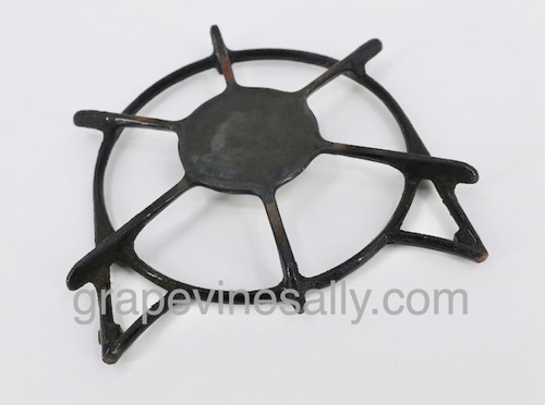 Original Classic Vintage O'Keefe & Merritt Gas Stove USED Simmer Style Grate. This style has the smaller 3.5" diameter simmer plate. This is the thin cast style with 3 pegs on the underside. Often found on the later 50's and early 60's O'keefe & Merritt stoves. This is a very solid solid grate. This simmer plate is smooth without any chips.

MEASUREMENTS 

Ring Width (from side to side) 8-1/4" / Standing upright on cat ears to top of ring 9.0"  / Simmer Plate 3-1/2"

 