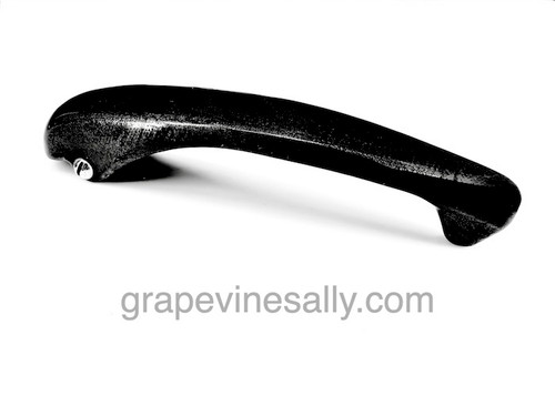 Limited Supply

Vintage Chambers stove black porcelain enameled oven door handle. These are bright and shiny and in very nice condition.

MEASUREMENTS:

Handle: Overall length: 4-1/2"

Screw in pin included.