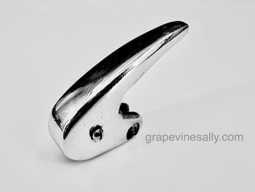 Limited Supply

Vintage Chambers stove used chrome door handle. 

MEASUREMENTS:

Handle: Overall length: 3.0"