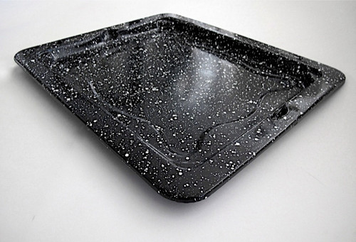 1940's - 1950's Original Vintage Wedgewood Gas Stove Porcelain Enameled Lower Broiler Oven Pan. This traditional speckled porcelain enameled broiler pan is as close to new porcelain enamel as one will find in a used part. Please note there are a couple of very small dings on a couple of the round corner edges, the underside has a couple of scuffs on one underside corner.