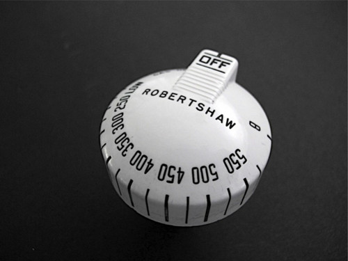 Original Re-conditioned Vintage Robertshaw Oven Gas Control Knob. We have re-conditioned this Robertshaw oven knob. There are no cracks or stains - this knob has been re-lettered, bright and shiny. Works with the original vintage Robertshaw Model BJ thermostats.

PLEASE NOTICE: The length of this the rear stem is 1.5" 