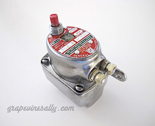 This is a working USED General Controls Dual Terminal MR-2 Safety Valve. This safety valve has been tested and is in working condition.
GAS CONNECTION - Inlet/Outlet - 7/16" compression connections

We recommend you have a certified professional or company with experience working with vintage stove gas related products inspect and install this part. PLEASE NOTE, there are no warranties, returns, refunds or exchanges on used safety valves.

We have most styles of Robertshaw Model BJ Thermostats and Safety Valves that are used with the vintage OK&M, Wedgewood and other mid-century stoves IN STOCK NOW and ready to install. 

 