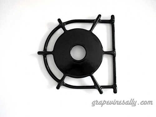 Classic Vintage Wedgewood Gas Stove Parts - NEW PORCELAIN ENAMEL Burner Grate. This grate is used, the porcelain enamel is NEW. 

MEASUREMENTS: Ring Width 8-1/4" - Height 8-1/2" (flat side to top of ring) Top Simmer Plate 5-3/4" in Diameter