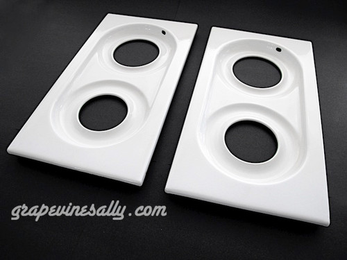 Original Vintage 1940's-50's Wedgewood USED WHITE PORCELAIN ENAMELED Left & Right Stove Tops. There are a few very small touch-ups on the side edges - barely noticeable when the tops are installed. The white porcelain enamel is bright and shiny - The metal integrity is solid. This is a nice used set. Fit the vintage 40" Wedgewood stoves with the square corners 

Please notice this set has the square outer corner edges. (not the two outer round)

MEASUREMENTS: Length 20-1/2"  /  Width 12-1/4"  -  Grate Insets: Length 16-7/8"  /  Width 8-1/8"