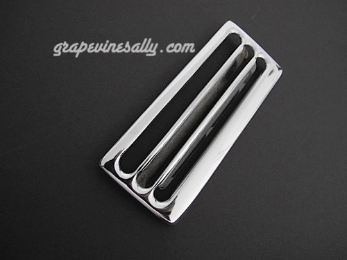 PLEASE READ FULL DESCRIPTION.

Vintage OKeefe & Merritt stove original used chrome stove top vent. The chrome is in very nice bright & shiny condition. Fits the vintage 1940's - 1950's O'Keefe & Merritt stoves.

O'Keefe & Merritt made several different styles of vents that on the surface look alike. They have subtle differences. This style has the thicker fins. If you have questions call us and we'll see that you get the correct vent.

MEASUREMENTS: Width 6-1/8"  /  Depth 2-1/2"