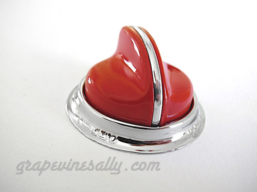 1 Classic Vintage RED O'Keefe & Merritt Gas Stove Control Knob with CHROMED Bezel Ring. This knob fits the vintage 1940's-1950's O'Keefe & Merritt gas stoves. There are no cracks, chips in the plastic/bakelite, rear "D" is in very good shape. This knob has a brilliant shine. Red & Black OK&M knobs are extremely limited.

Matching O'Keefe & Merritt vintage red 15" & 12" handles are also available, see 'O'Keefe & Merritt Stoves' category > 'Handles'