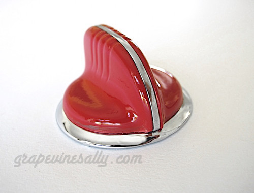 1 Vintage Classic RED Wedgewood Gas Stove Flush Mount Control Knob with Chrome Bezel Ring. This knob fits the vintage 1940's-1950's Wedgewood gas stoves. There are no cracks, chips in the plastic/bakelite. The rear "D" is in very good shape. These are extremely limited.

 