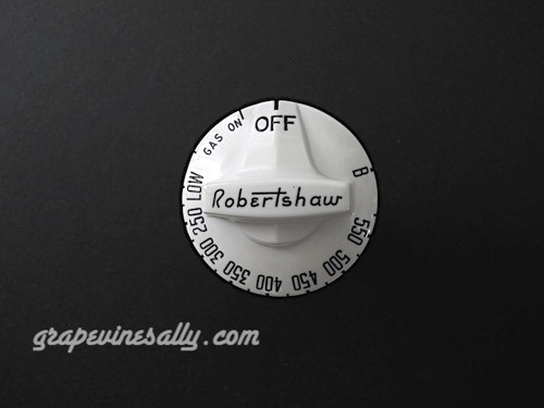 Original Reconditioned Vintage Robertshaw Classic Oven Gas Control Knob. Works with the Robertshaw BJ thermostats. We have re-conditioned this vintage Robertshaw oven knob, including re-lettered the knob. There are no cracks, chips or stains. A very rare find.

PLEASE NOTICE: The rear stem length of this knob stem is 1.5". Diameter of rear stem is 3/4"