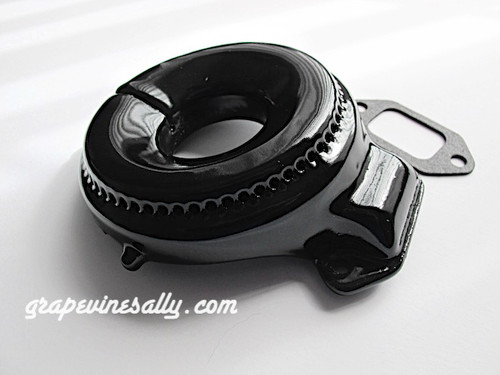 Vintage Wedgewood NEW PORCELAIN ENAMELED Gas Stove Burner Head w/ New Gasket. 
 
MEASUREMENTS: 4-1/8"  /  Mounting Holes 2.0 on center
 
Notice please, this is the LARGER of the 2 size burners typically found on the vintage Wedgewood stoves. 