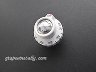 Vintage Robertshaw Thermal Eye Gas Oven Control Knob. This oven knob is bright and shiny and in very nice used condition.

MEASUREMENTS: Stem Length - 1-1/4"