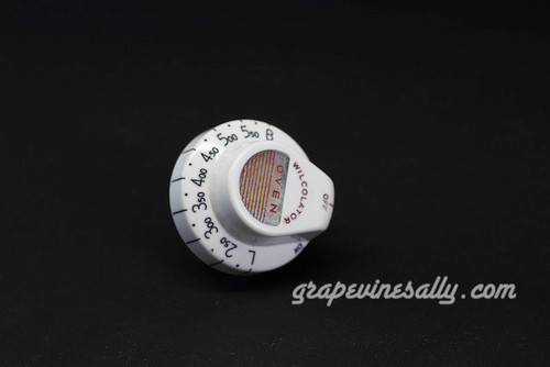  Vintage White Wilcolator Thermostat Gas Oven Control Knob. Re-conditioned and re-lettered - this knob is bright and shiny and in very nice used condition.

MEASUREMENTS: Overall Rear Stem Length - 1.5" 