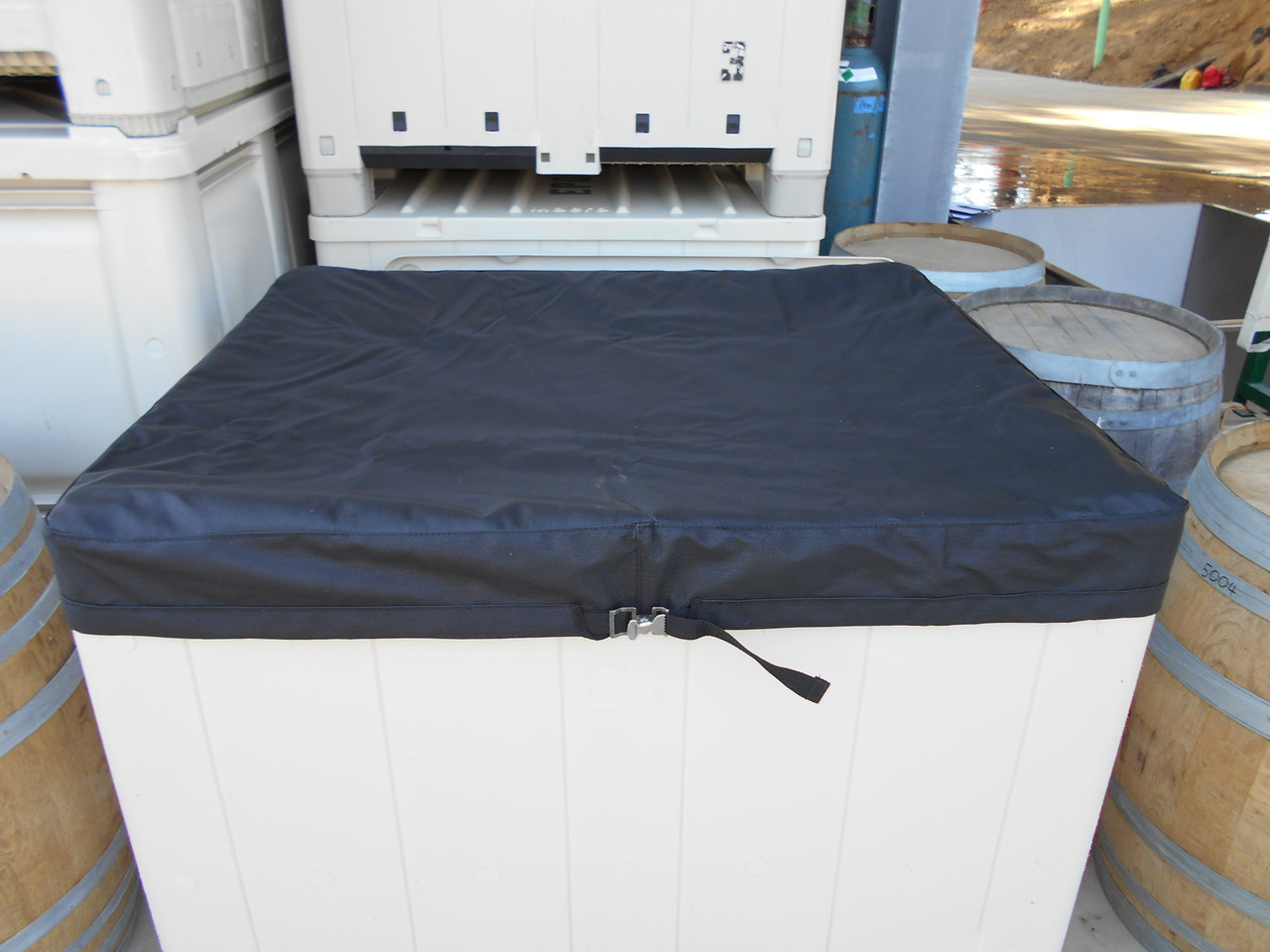 A skirt with tightened strap allows for a tight seal between our Macro Cover and your fermentation tank. 