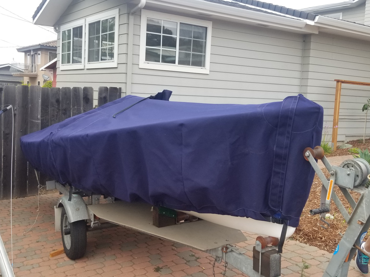 O'Day Daysailer Mast Up Flat - Skirted Mooring Cover by SLO Sail and Canvas. Shown in Sunbrella Captain Navy. 