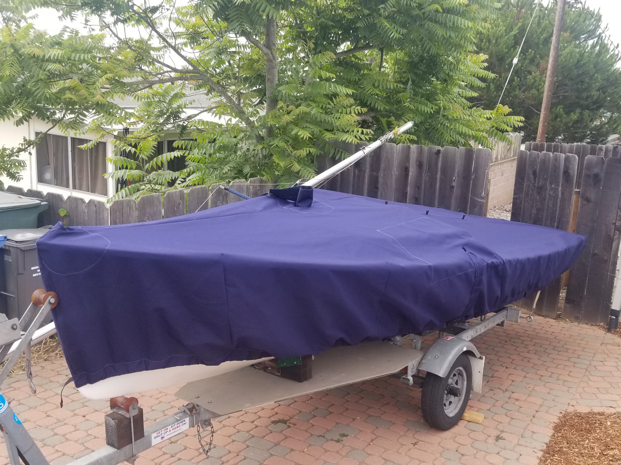 O'Day Daysailer Mast Up Flat - Skirted Mooring Cover by SLO Sail and Canvas. Shown in Sunbrella Captain Navy.