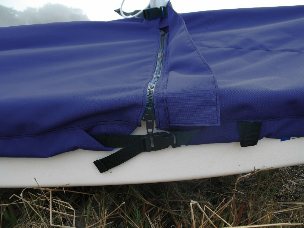 A #10 zipper and a strap with a Fastex® buckle secures the Mast Collar opening. A UV protectant flap shields the zipper from sun and weather damage. 
