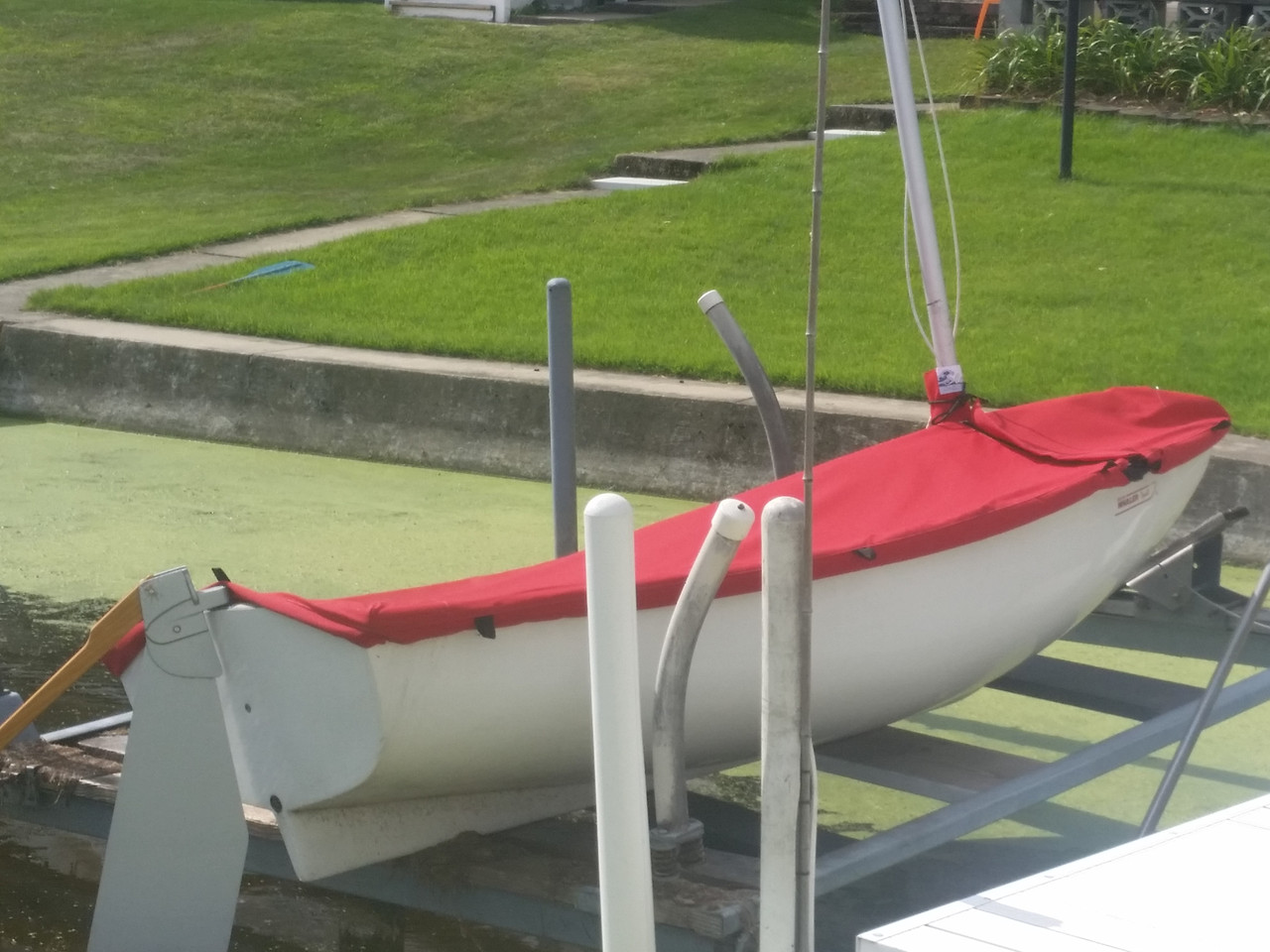 Our Mast Up Flat Cover allows you to store your Boston Whaler Squall with the mast in place.