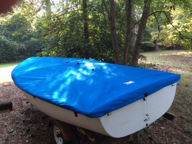 
1/4" shockcord is built into cover to secure your cover tightly around the boat's rubrail. Web Loops allow you to “tent” your cover up to prevent pooling of water. 