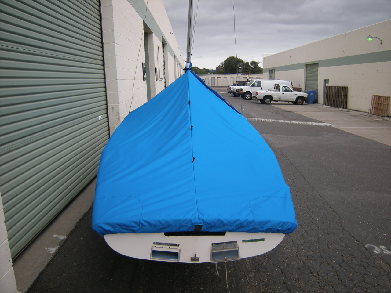 1/4" shockcord is built into cover to secure your cover tightly around the boat's rubrail. Web Loops allow you to “tent” your cover up to prevent pooling of water. 
