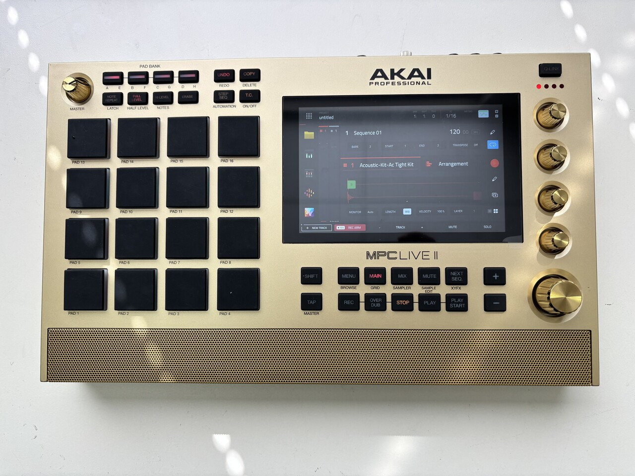 ゴールデンウィーク特価！数回使用の美品 AKAI MPC LIVE II AKAI 【展示アウトレット特価品】MPC LIVE II ｜イケベ楽器店