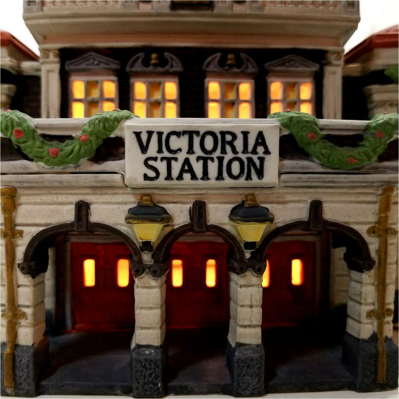 VICTORIA STATION # 55743 NIB DEPT 56 RETIRED DICKENS VILLAGE