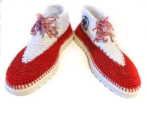 The two-toned red and white Sangobata is a stylish Mama Kea brand.