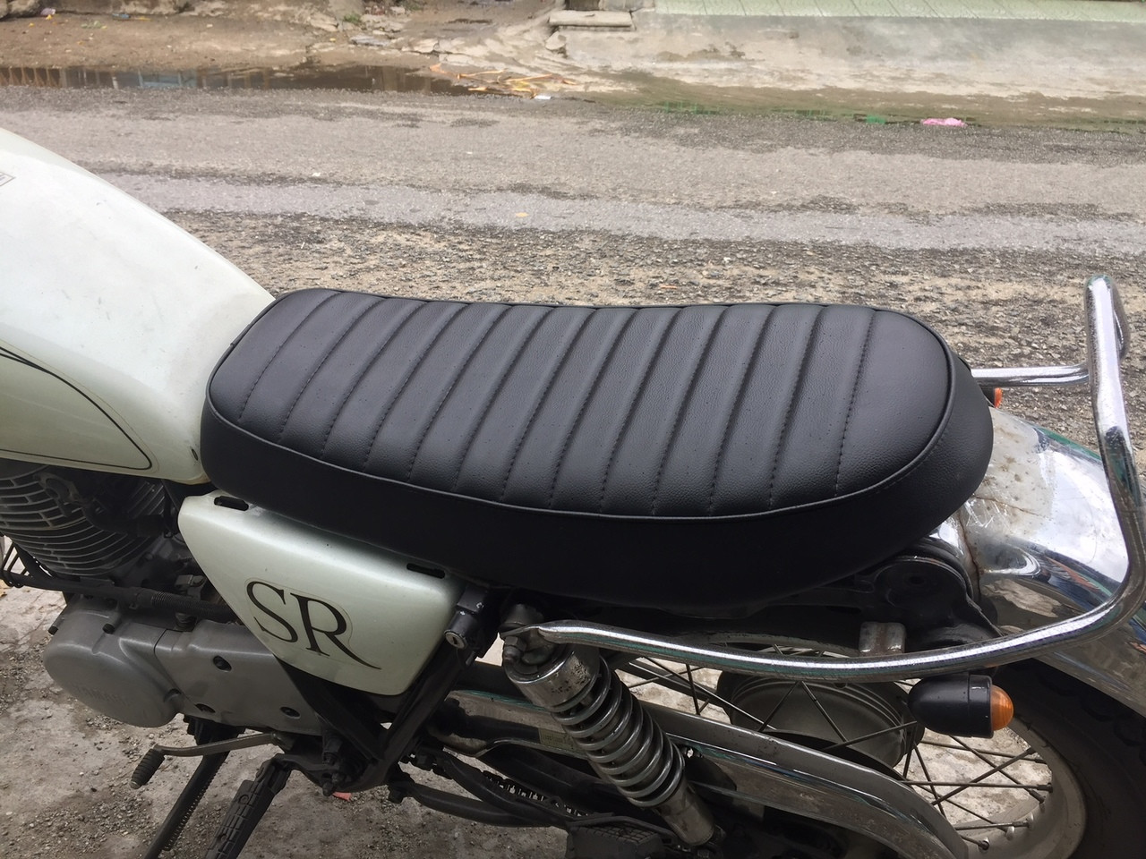 59 CM Brat style 1978 - 2008 Yamaha SR400 low profile motorcycle seat SKU:  B5064