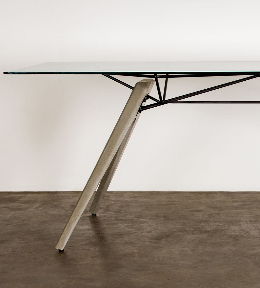 the kahn dining table by nuevo living