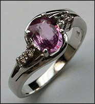 1ct Pink Sapphire Gold Ring with 4 Diamonds
