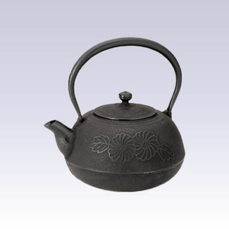 Nanbu Tetsubin : Hiramarugiku (chrysanthemum) - 2.3 Liter - Japanese cast iron teapot kettle