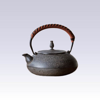 Nanbu Tetsubin - Hiramaru Itomoku - 1.2 Liter : Japanese cast iron teapot - Induction safe