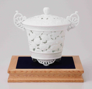 [Premium] Arita White Porcelain Cencer : MUM - Fletwork Incense Burner w Base & Box