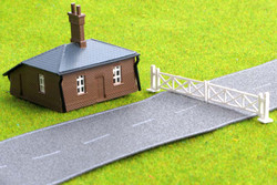 Kestrel Level Crossing Gates and Keepers Cottage Kit N Gauge GMKD21