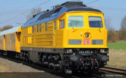 Arnold HN2601S DB Bahnbau, diesel locomotive 233 493-6, yellow livery, ep. VI, with DCC sound decoder N Gauge