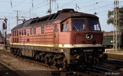 Arnold HN2600S DR, diesel locomotive 142 002-5, red with grey roof, ep. IV, with DCC sound decoder N Gauge