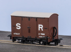PECO GR-221C Box Van SR Livery No 47037 OO9 Gauge