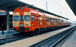 Arnold RENFE 444 Red/Yellow 3 Car EMU IV N Gauge HIN2616