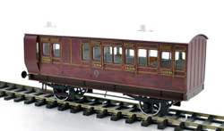 Dapol 7P-020-001D Stroudley 4whl Suburban Brake 3rd 917 Lit (DCC-Fitted) O Gauge