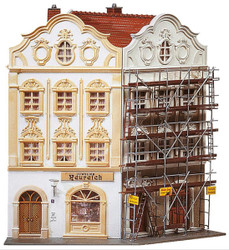 Faller 130452 Angled Townhouse with Scaffolding Kit I HO