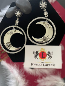 

Silver dangle hoops with a row of crystals around half moons.

Fashion Jewelry  

Designer Vera Wang
Silver Tone Fashion Earrings
Circular row of crystals
Hoops that dangle
2-1/2 in Length
Door to Door Tracking with USPS  
Arrives in a beautiful gift pouch 


