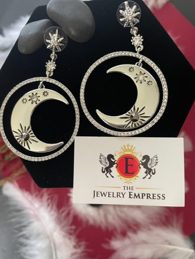 

Silver dangle hoops with a row of crystals around half moons.

Fashion Jewelry  

Designer Vera Wang
Silver Tone Fashion Earrings
Circular row of crystals
Hoops that dangle
2-1/2 in Length
Door to Door Tracking with USPS  
Arrives in a beautiful gift pouch 


