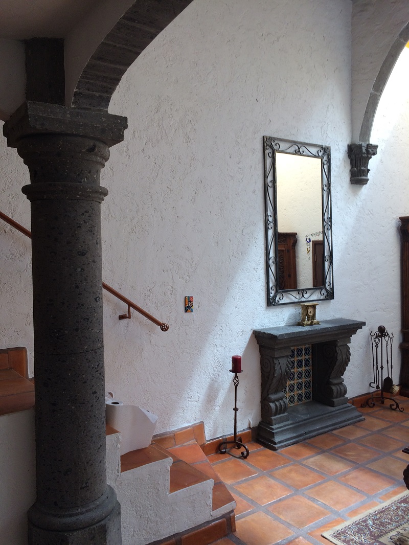 rustykalne kafelki talavera na schodach domu w stylu kolonializmu