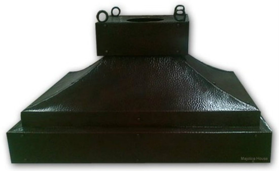 Colonial copper range hood with hammered surface