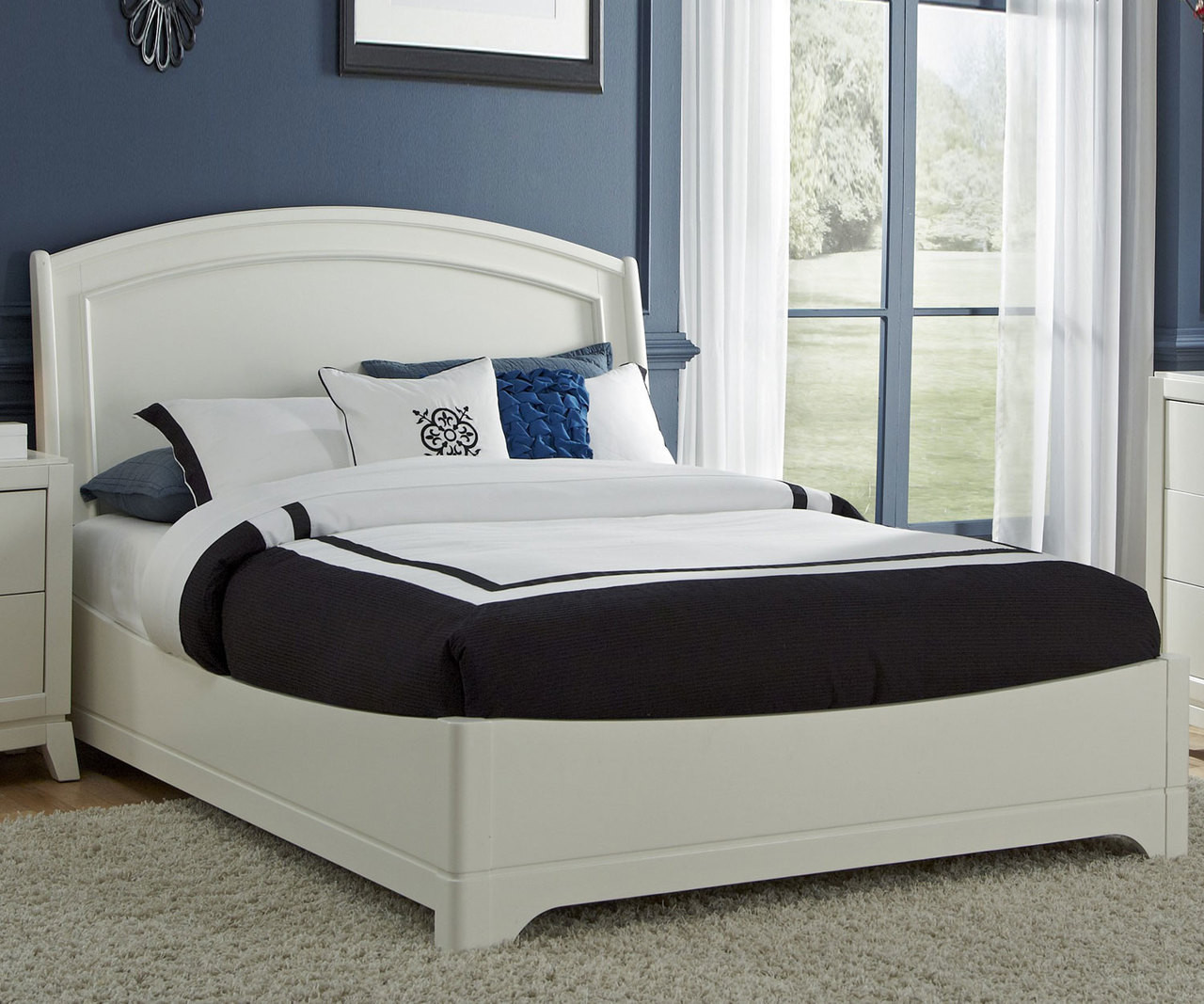 white full size platform bed