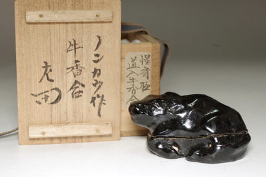 sale: 3rd Raku Donyu (Nonko) (1599-1656) Antique kura-raku incense case