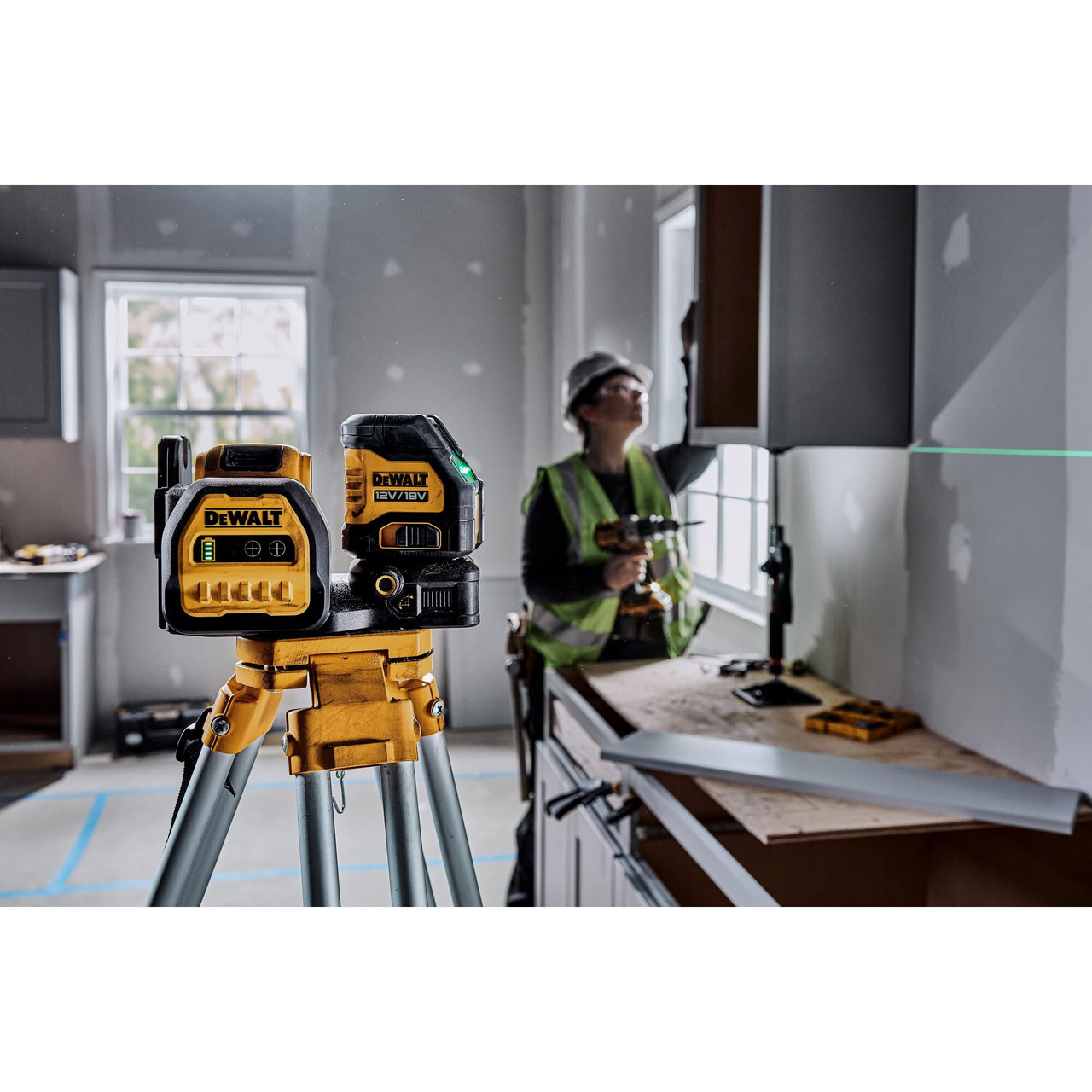 Dewalt 18v Cross Line Green Beam Laser -1 x 2.0Ah (DCE088D1G18-GB)