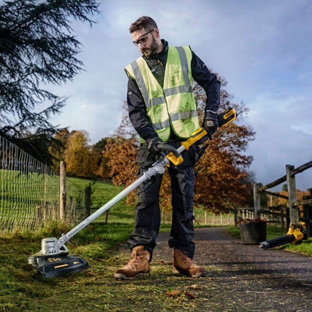DeWalt DCMST561P1-GB 18V XR Brushless String Trimmer 1x 5Ah Battery