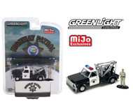1969 CHEVROLET C30 DUALLY TOW TRUCK WRECKER CHP CALIFORNIA HIGHWAY PATROL WITH POLICE FIGURE 1/64 SCALE DIECAST CAR MODEL BY GREENLIGHT 51423