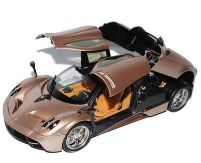 PAGANI HUAYRA CHAMPAGNE GOLD 1:18 SCALE BY MOTORMAX 77160