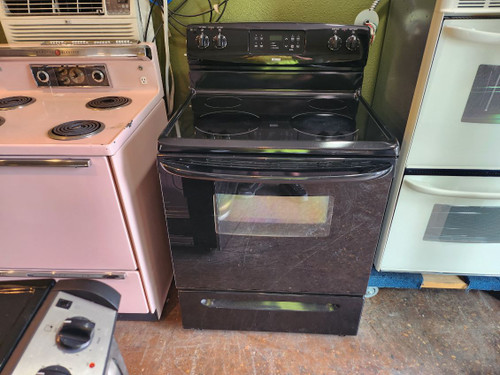 FRIGIDAIRE 30 INCH FREE STANDING SMOOTH TOP  ELECTRIC RANGE WITH 4 BURNERS 2 LARGE 2 SMALL SELF CLEANING OVEN GLASS DOOR WITH WITH WINDOW BLACK LOCATED IN OUR PORTLAND OREGON APPLIANCE STORE SKU 18032