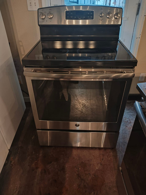 GE 30 INCH SMOOTH TOP ELECTRIC RANGE 5 BURNER 2 DUAL 2 SMALL CENTER WAMING BURNER HI-LO BROIL SETTING SELF CLEANING OVEN STORAGE DRAWER BLACK AND STAINLESS LOCATED IN OUR PORTLAND OREGON APPLIANCE STORE SKU 18399